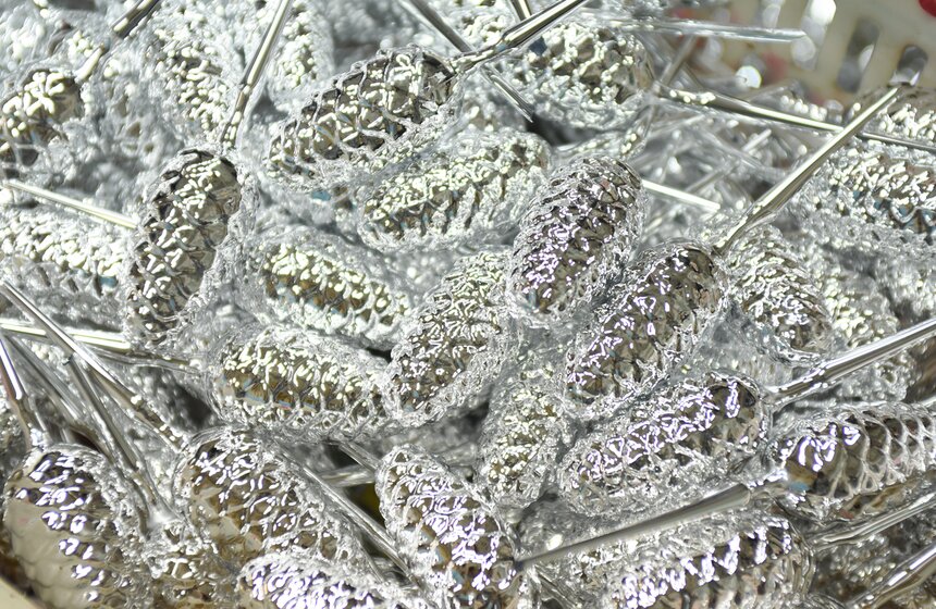 Как работает фабрика по производству елочных игрушек в Клину 17 фото