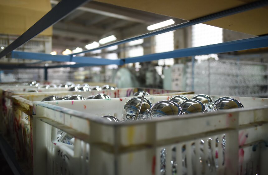 Как работает фабрика по производству елочных игрушек в Клину 14 фото