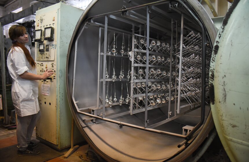 Как работает фабрика по производству елочных игрушек в Клину 15 фото