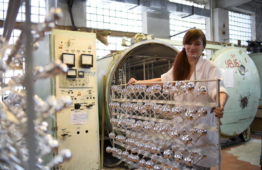 Как работает фабрика по производству елочных игрушек в Клину 16 фото