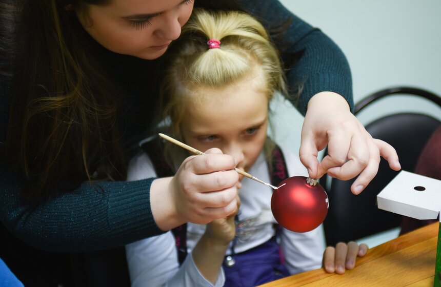 Как работает фабрика по производству елочных игрушек в Клину 22 фото