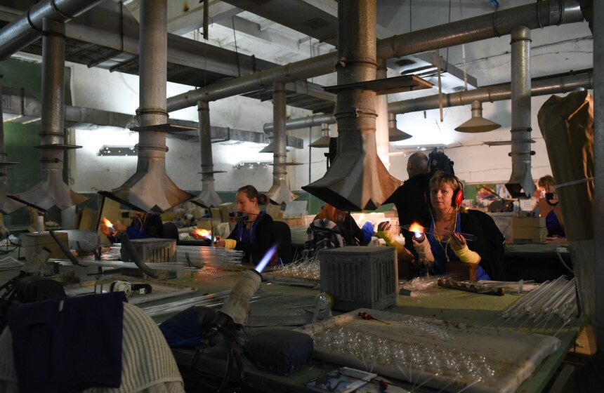 Как работает фабрика по производству елочных игрушек в Клину 3 фото