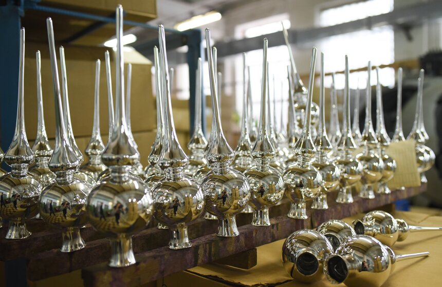 Как работает фабрика по производству елочных игрушек в Клину 12 фото