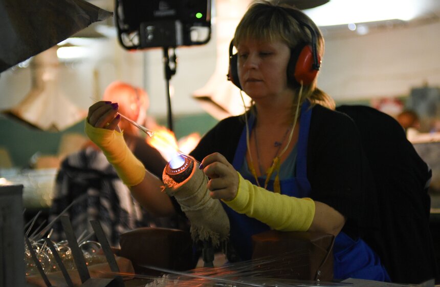 Как работает фабрика по производству елочных игрушек в Клину 6 фото