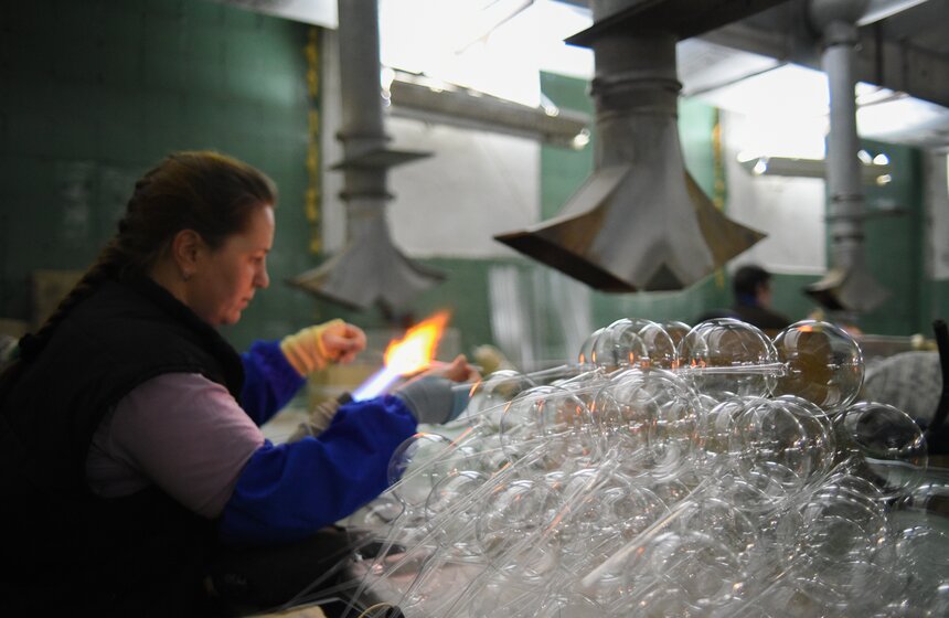 Как работает фабрика по производству елочных игрушек в Клину 4 фото