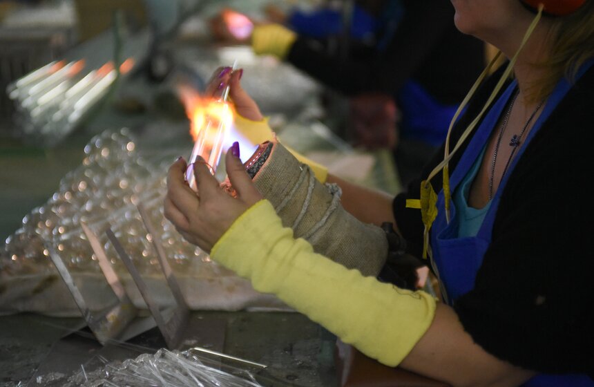 Как работает фабрика по производству елочных игрушек в Клину 7 фото