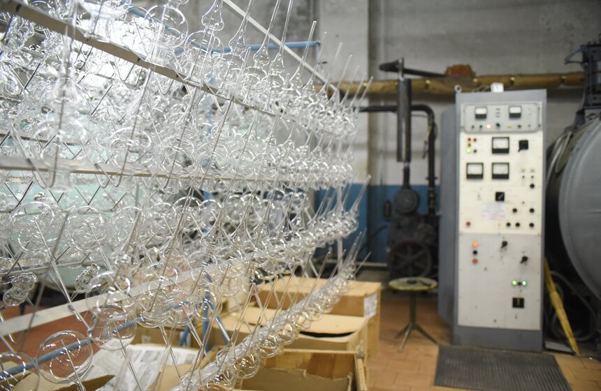 Как работает фабрика по производству елочных игрушек в Клину 9 фото