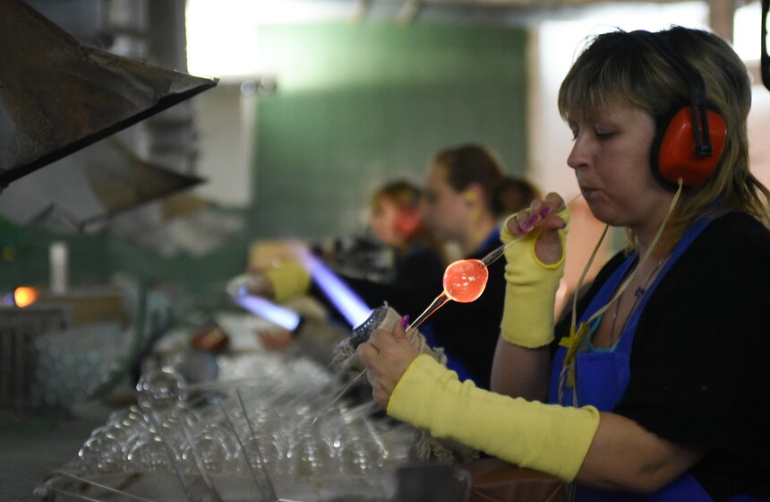 Как работает фабрика по производству елочных игрушек в Клину 8 фото