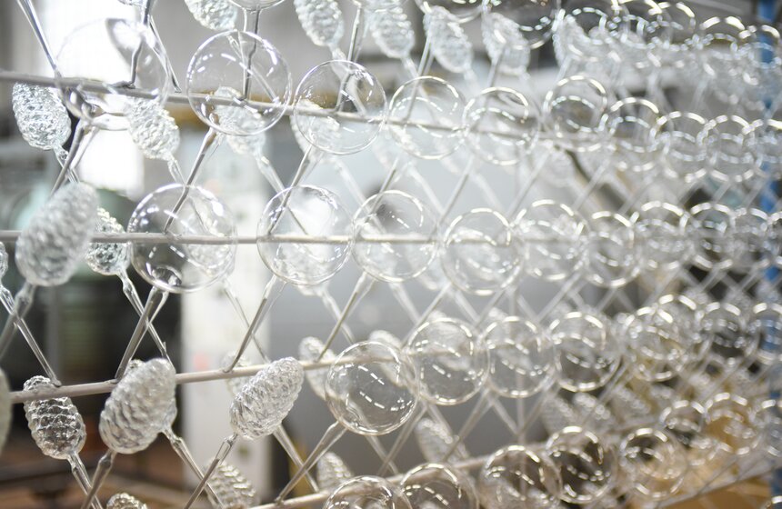 Как работает фабрика по производству елочных игрушек в Клину 10 фото