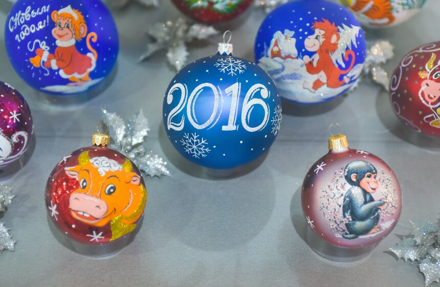 Как работает фабрика по производству елочных игрушек в Клину 47 фото