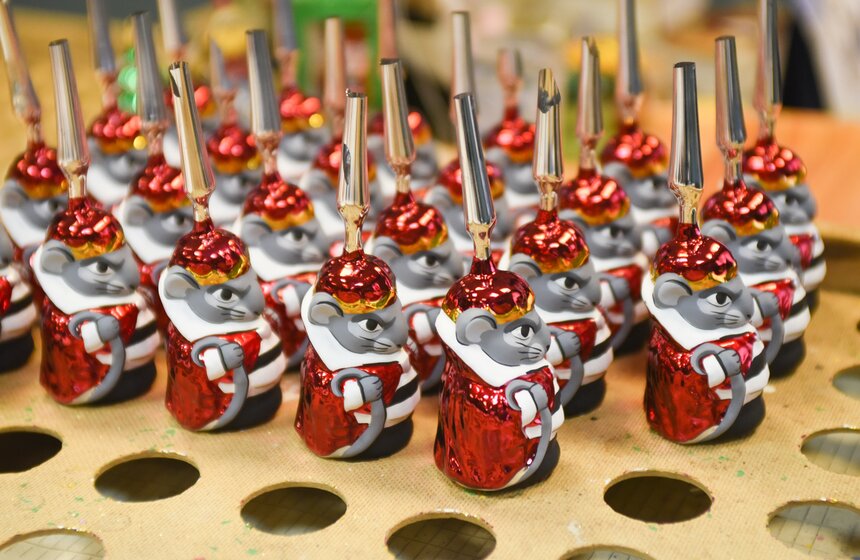 Как работает фабрика по производству елочных игрушек в Клину 37 фото