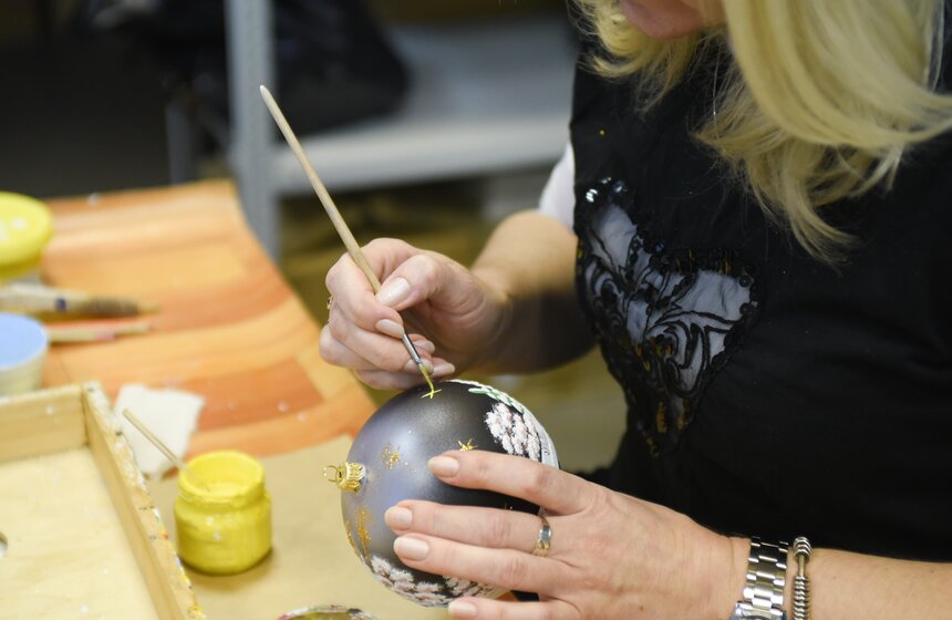 Как работает фабрика по производству елочных игрушек в Клину 36 фото
