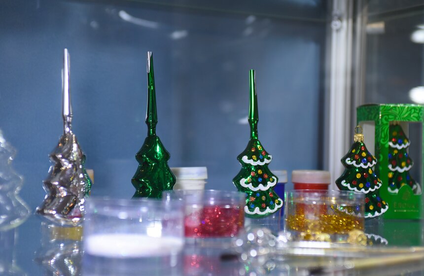 Как работает фабрика по производству елочных игрушек в Клину 34 фото