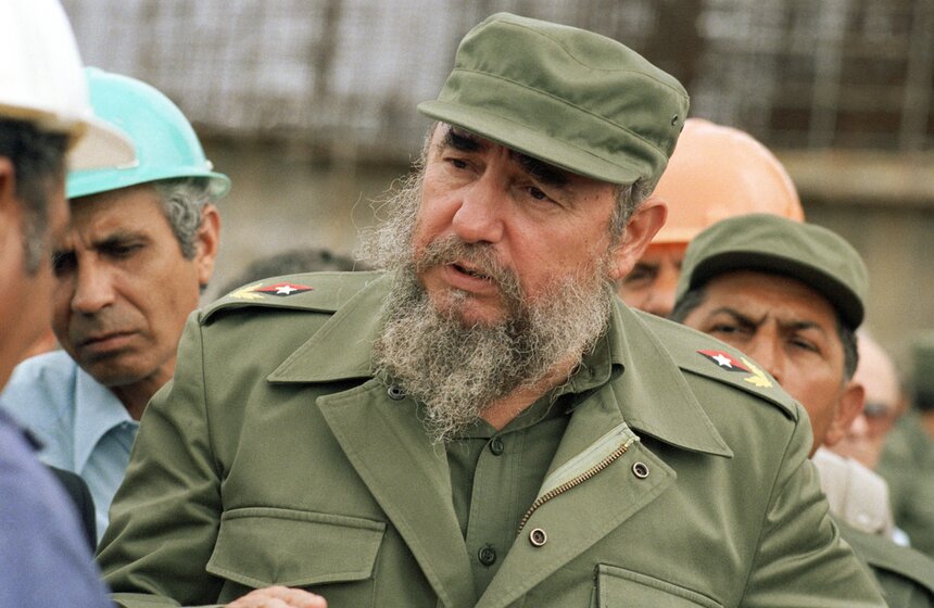 Первый секретарь ЦК компартии Кубы Фидель Кастро среди рабочих. 1983 год. Фото: Анатолий Морковкин/Фотохроника ТАСС