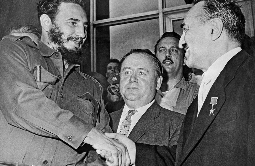 Встреча премьер-министра Революционного правительства Республики Куба Фиделя Кастро с первый заместителем председателя Совета Министров СССР Анастасом Микояном. 1960 год. Фотохроника ТАСС