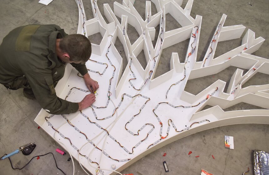 Как создают декорации для фестиваля "Путешествие в Рождество" 7 фото