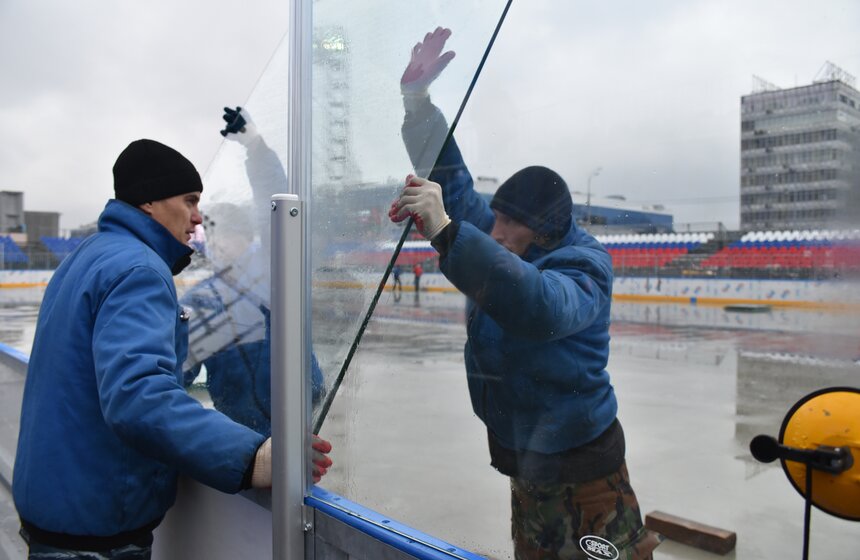 Как монтируют каток в "Парке Легенд". Фоторепортаж 18 фото