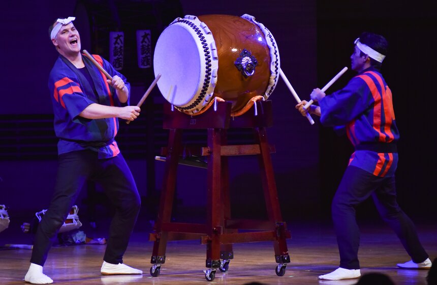 Шоу японских барабанщиков Taikoza 13 фото