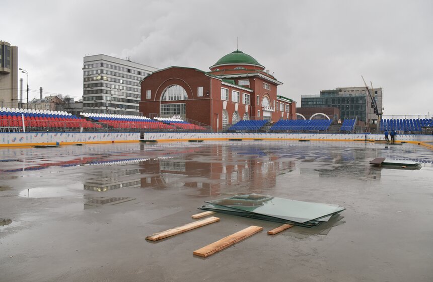 Как монтируют каток в "Парке Легенд". Фоторепортаж 5 фото