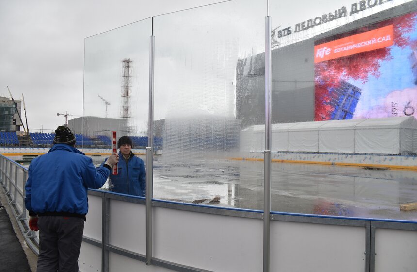 Как монтируют каток в "Парке Легенд". Фоторепортаж 4 фото