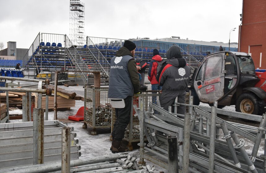 Как монтируют каток в "Парке Легенд". Фоторепортаж 8 фото