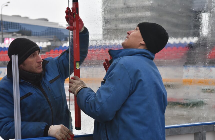 Как монтируют каток в "Парке Легенд". Фоторепортаж 7 фото