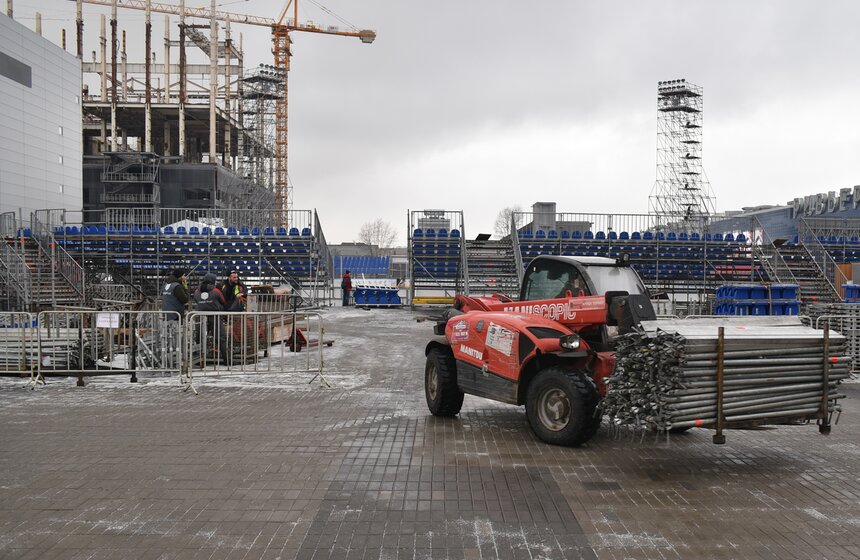 Как монтируют каток в "Парке Легенд". Фоторепортаж 9 фото