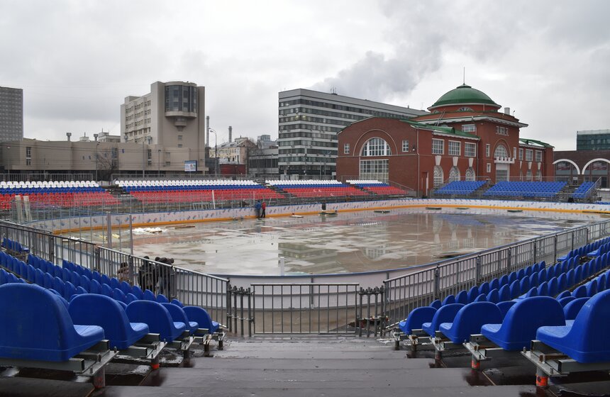 Как монтируют каток в "Парке Легенд". Фоторепортаж 2 фото