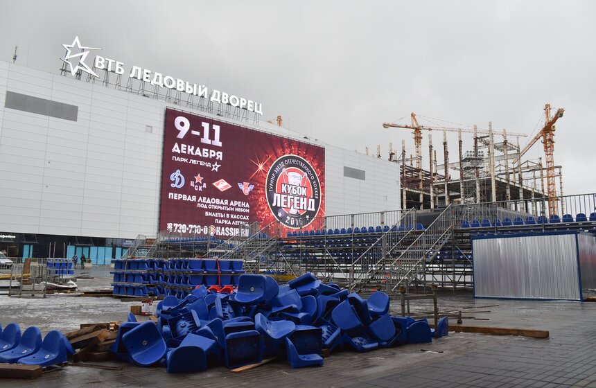 Как монтируют каток в "Парке Легенд". Фоторепортаж 1 фото