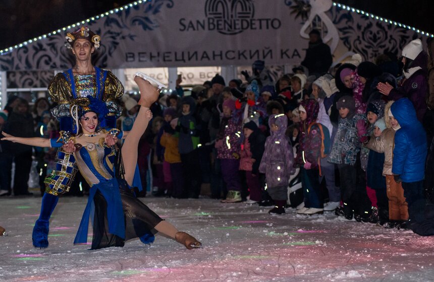 Сад "Эрмитаж" открыл каток праздником в итальянском духе 7 фото