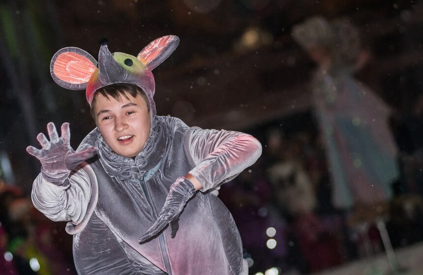 Сад "Эрмитаж" открыл каток праздником в итальянском духе 2 фото