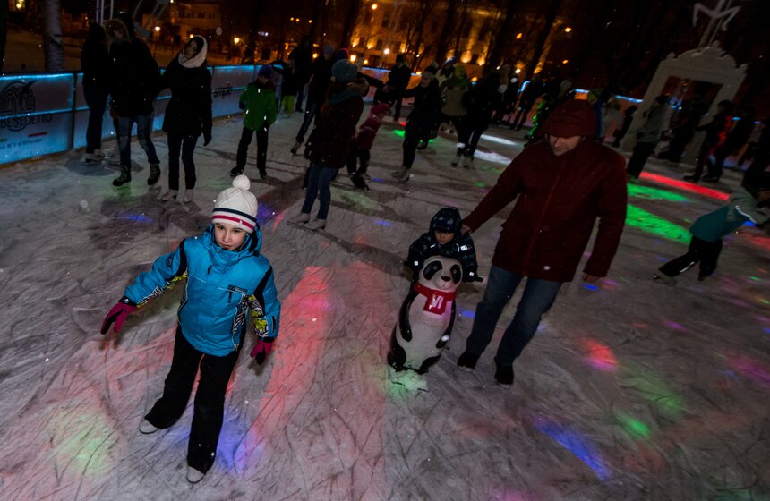 Сад "Эрмитаж" открыл каток праздником в итальянском духе 15 фото