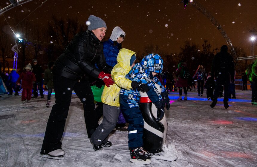 Сад "Эрмитаж" открыл каток праздником в итальянском духе 10 фото