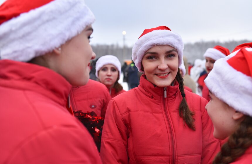 Как спиливали главную елку страны 9 фото