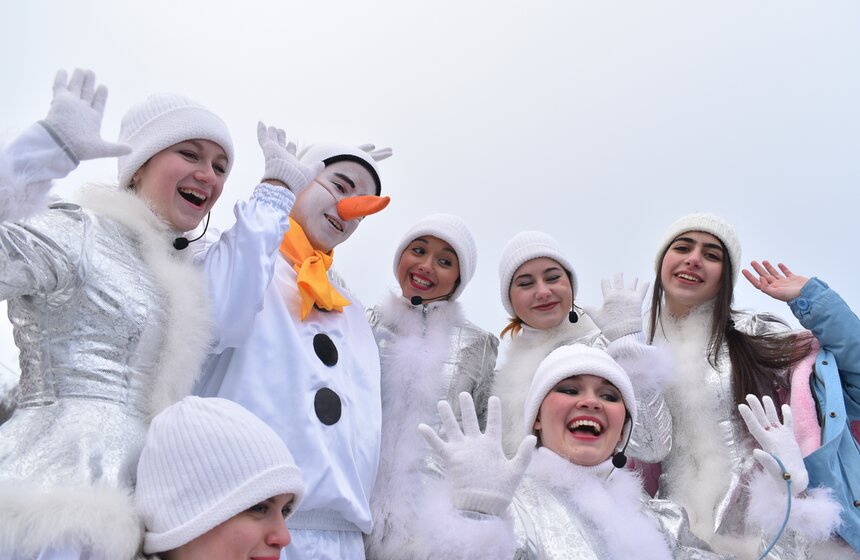 Как спиливали главную елку страны 14 фото