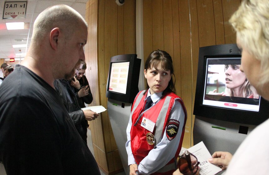 В отделениях московской автоинспекции появились консультанты 7 фото