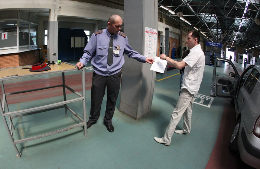 В отделениях московской автоинспекции появились консультанты 3 фото