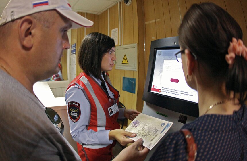 В отделениях московской автоинспекции появились консультанты 4 фото