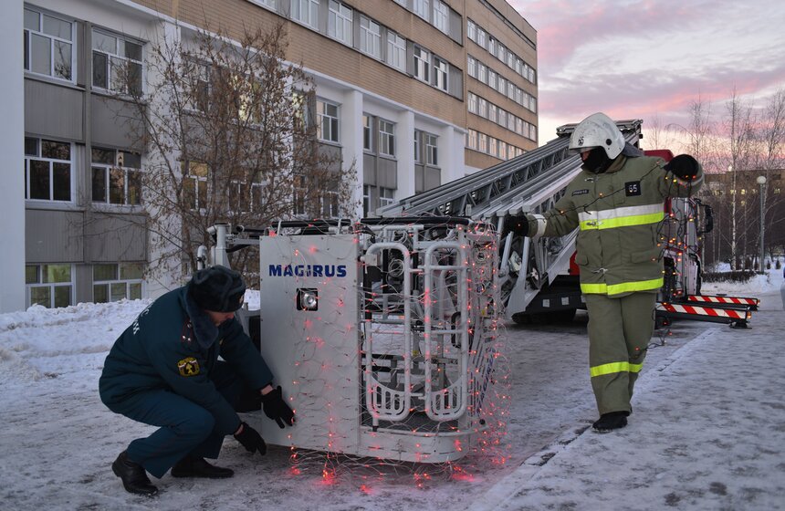 Спасатели МЧС поздравили маленьких пациентов Тушинской больницы 3 фото