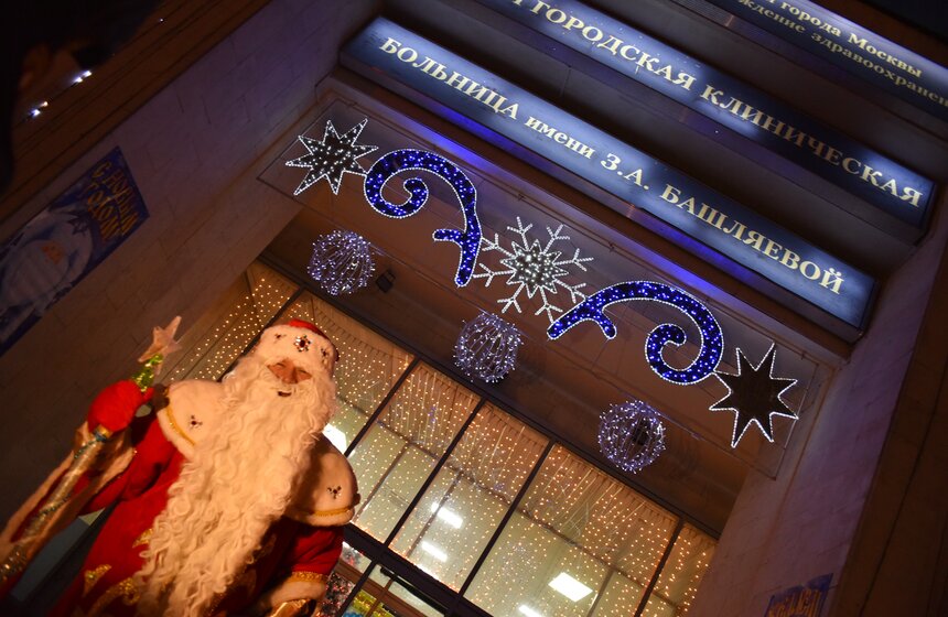 Спасатели МЧС поздравили маленьких пациентов Тушинской больницы 6 фото