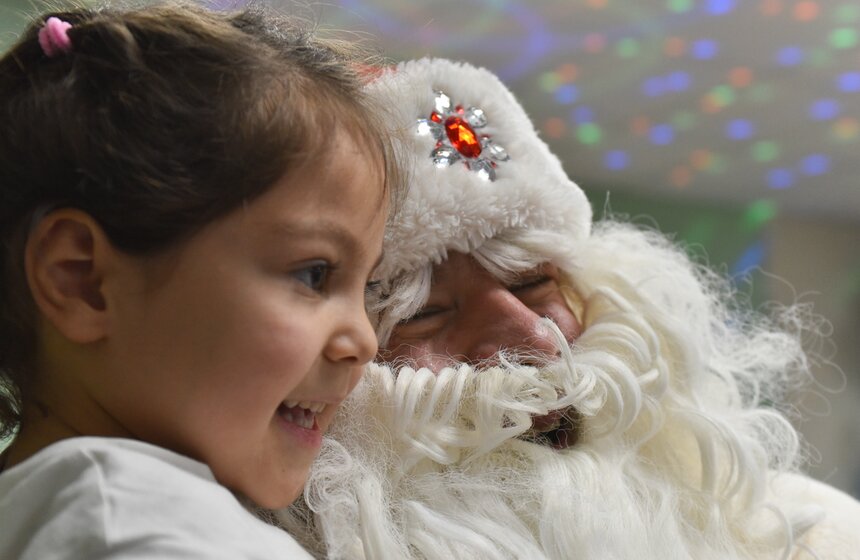 Спасатели МЧС поздравили маленьких пациентов Тушинской больницы 27 фото