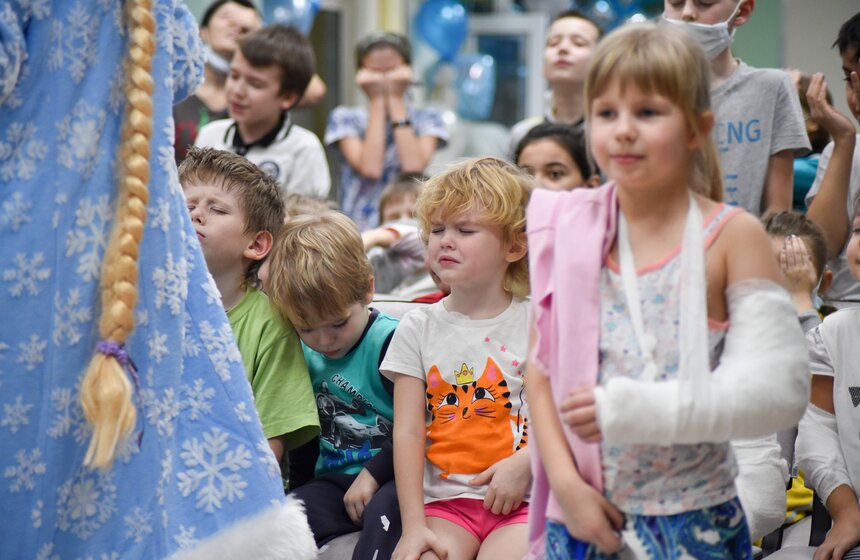 Спасатели МЧС поздравили маленьких пациентов Тушинской больницы 22 фото