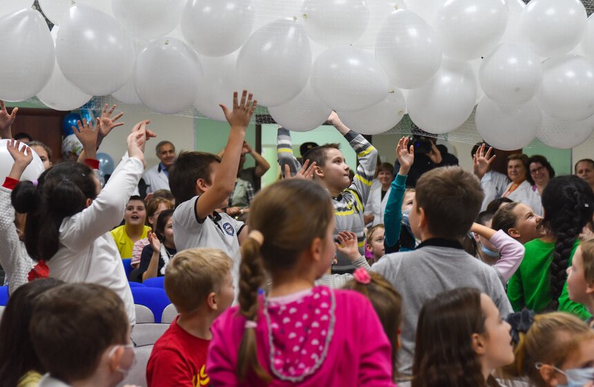 Спасатели МЧС поздравили маленьких пациентов Тушинской больницы 25 фото