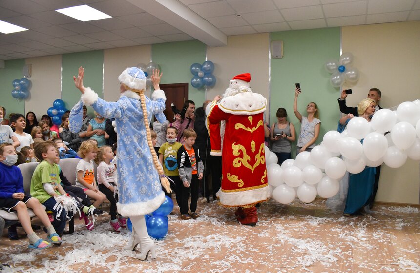 Спасатели МЧС поздравили маленьких пациентов Тушинской больницы 24 фото