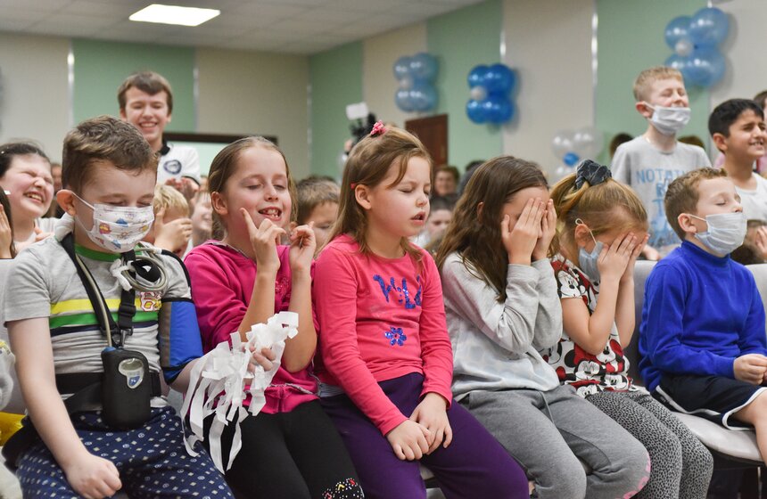 Спасатели МЧС поздравили маленьких пациентов Тушинской больницы 23 фото