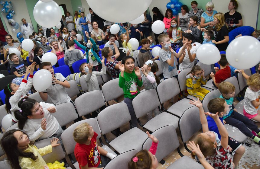 Спасатели МЧС поздравили маленьких пациентов Тушинской больницы 26 фото