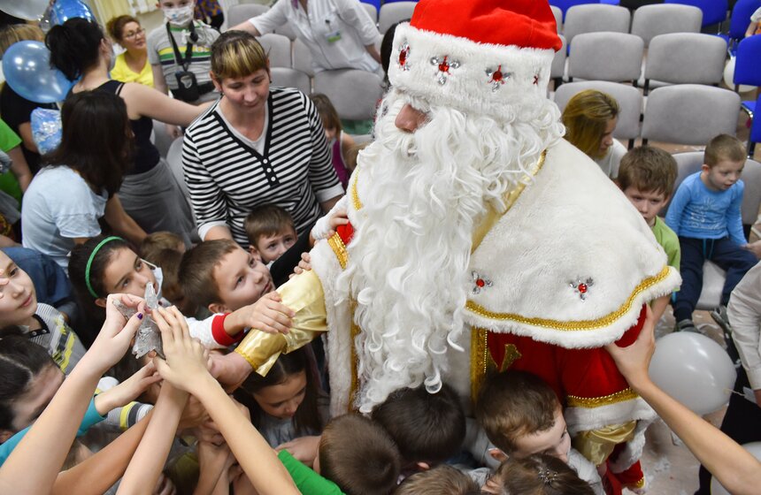 Спасатели МЧС поздравили маленьких пациентов Тушинской больницы 30 фото