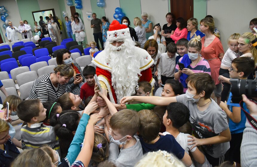 Спасатели МЧС поздравили маленьких пациентов Тушинской больницы 29 фото