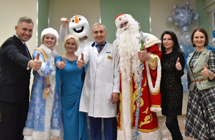 Спасатели МЧС поздравили маленьких пациентов Тушинской больницы 34 фото