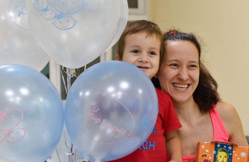 Спасатели МЧС поздравили маленьких пациентов Тушинской больницы 33 фото